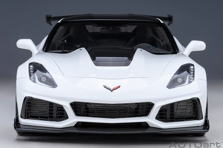 AUTOart Chevy Corvette ZR1 Arctic White 1:18 - Image 5