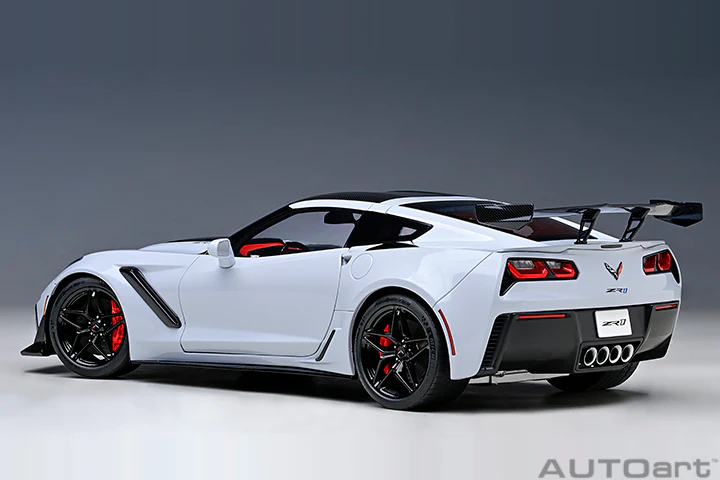 AUTOart 2019 Chevy Corvette ZR1 Ceramic Matrix Grey Metallic 1:18 - Image 5