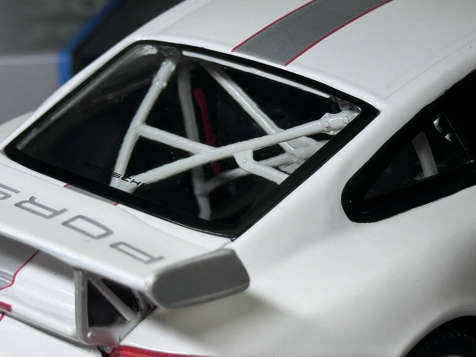 Maisto Porsche 911 997 GT3 RS 4.0 White w/ White Wheels 1:18 - Image 7